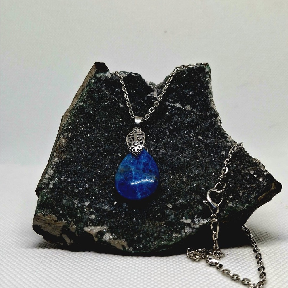 Silver plated and blue lápiz stone pendant necklace